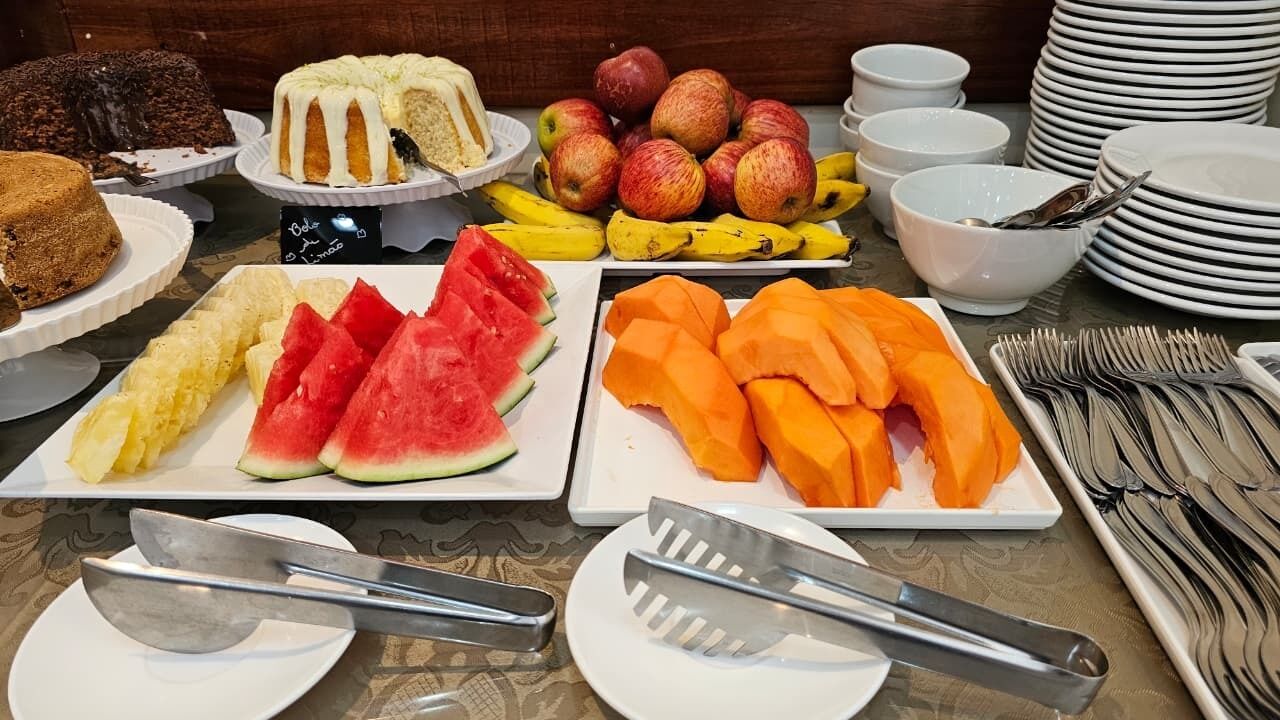 Ein reichhaltiges Buffet mit verschiedenen Früchten und Desserts.