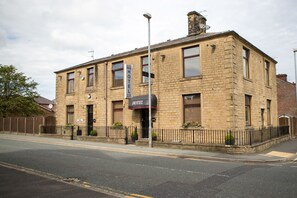 Front of property - Oak House B&B (Oldham)