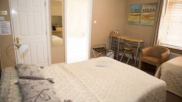 Familienzimmer | Schreibtisch, Bügeleisen/Bügelbrett, kostenloses WLAN, Bettwäsche