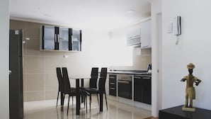 Departamento, 2 habitaciones, cocina | Cocina privada | Cafetera y tetera 