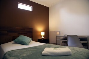 Habitación individual, 1 cama individual | Escritorio, espacio para trabajar con laptop y wifi gratis 