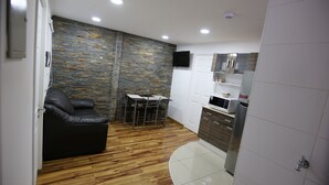 Departamento, 2 habitaciones, cocina | Escritorio, espacio para trabajar con laptop y wifi gratis 