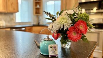 Réfrigérateur, micro-ondes, plaque de cuisson, lave-vaisselle