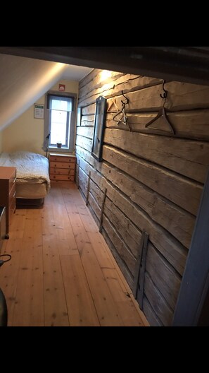 Single Room, Shared Bathroom | Blackout drapes, iron/ironing board (on request), cribs (surcharge)