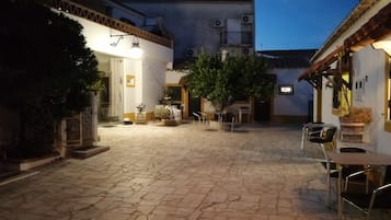 Bagian depan properti - sore/malam