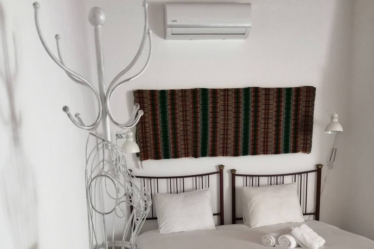 Classic Studio (Vitoria House 3) | Select Comfort beds, blackout drapes, iron/ironing board (on request)