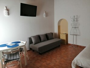 Studio Klasik (Vitoria House 3) | Area keluarga | TV LCD