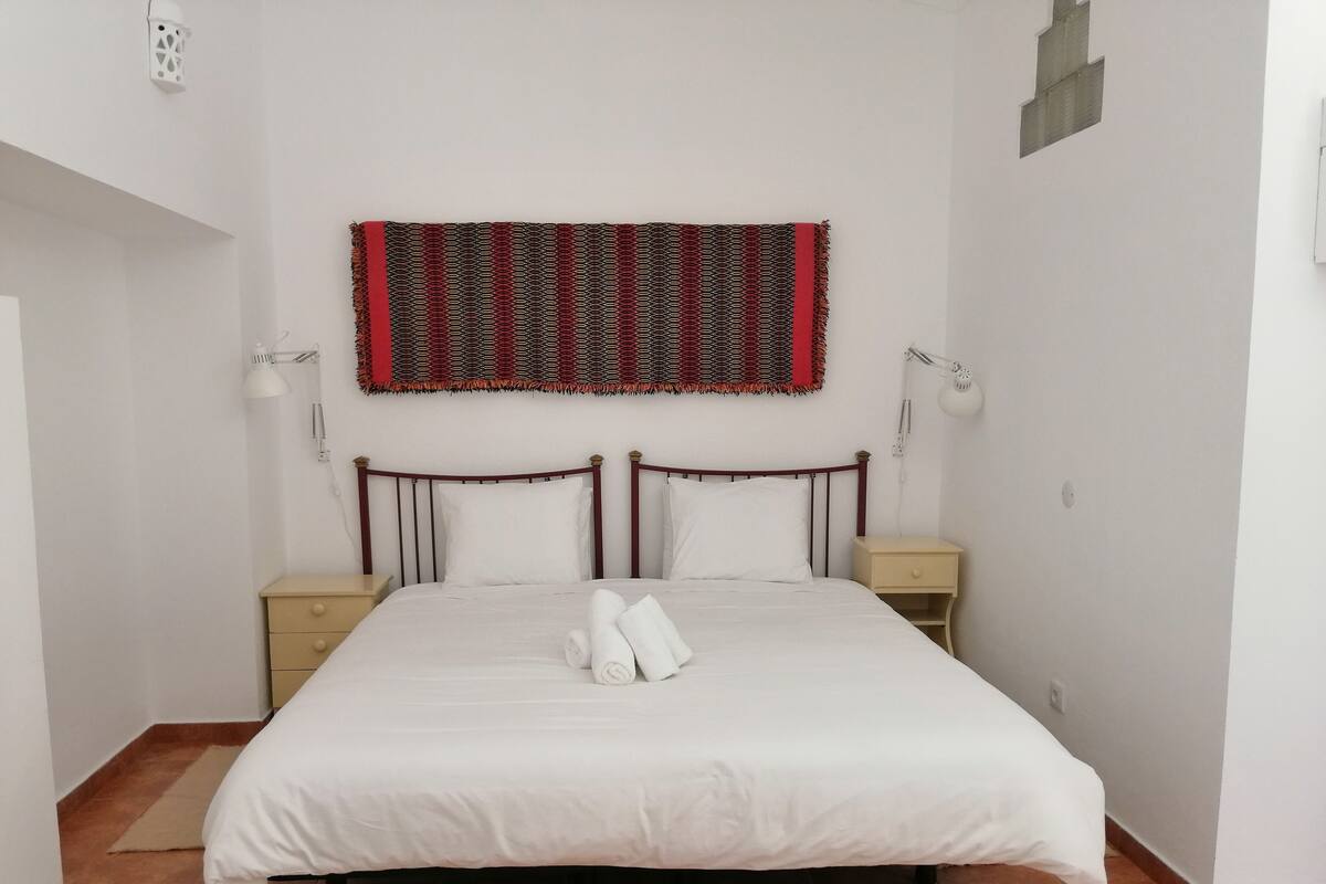 City Studio (Vitoria House 2) | Select Comfort beds, blackout drapes, iron/ironing board (on request)