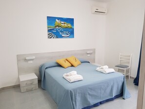 Basic Double or Twin Room | Minibar, in-room safe, desk, iron/ironing board - Villa Loreta (Forio)