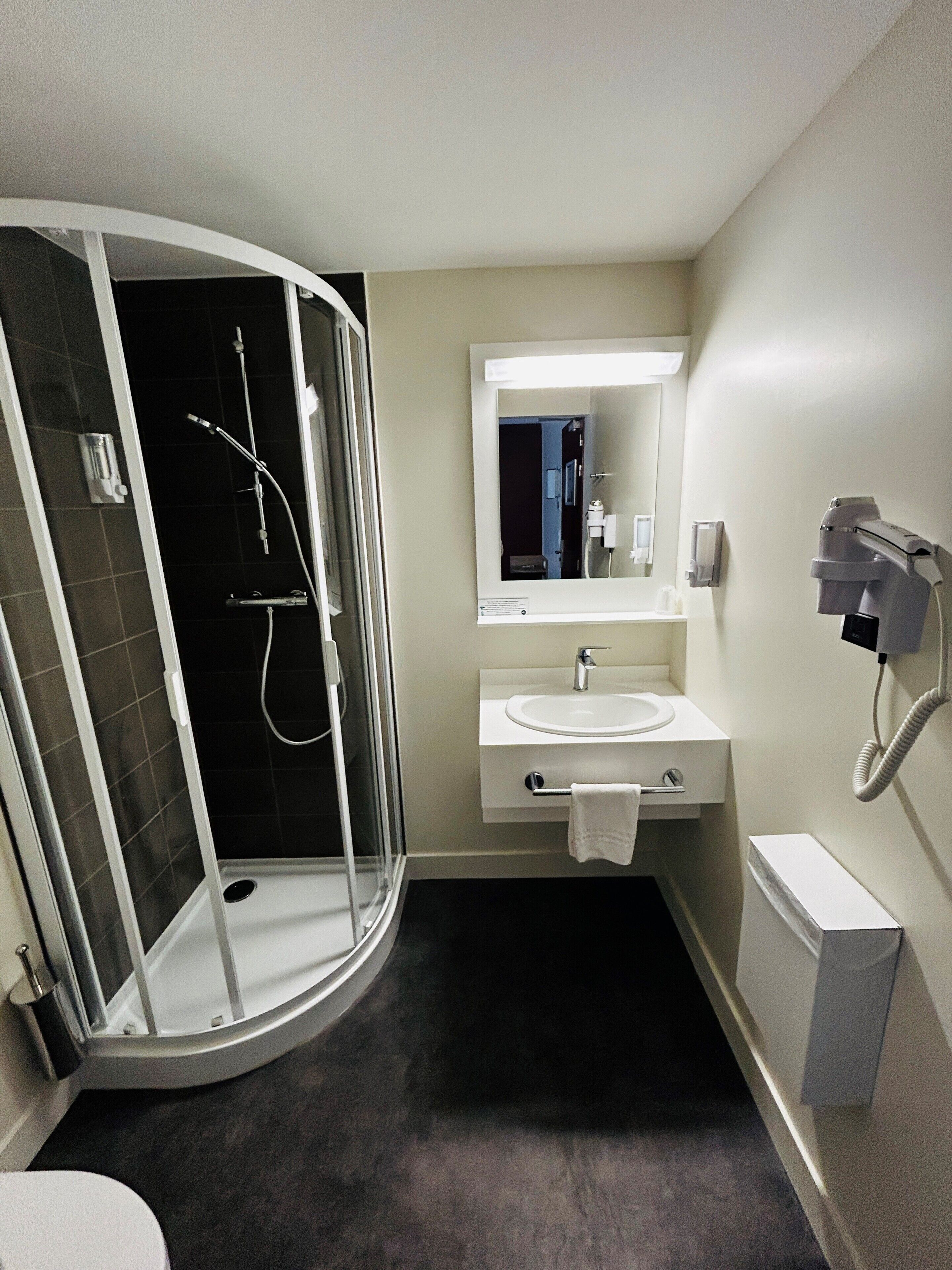 superior double room | bathroom | free toiletries, hair dryer, towels