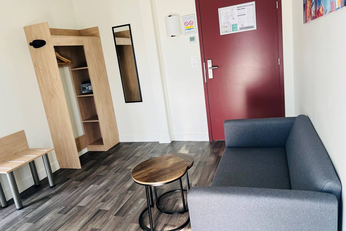 premium room, 1 queen bed | 1 bedroom, individually decorated, individually furnished, desk