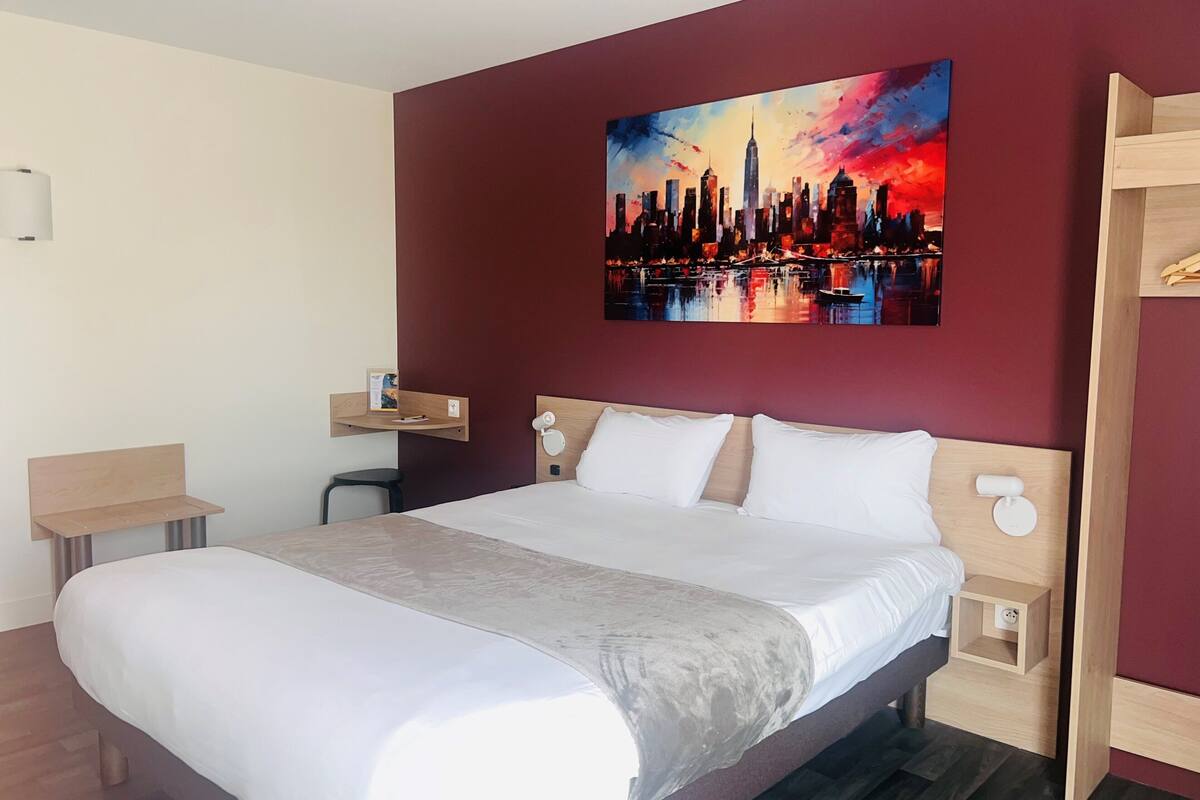 Een bureau, een strijkplank/strijkijzer, babybedden, gratis wifi