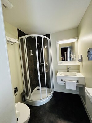 Chambre Triple Supérieure, plusieurs lits | Salle de bain