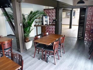 Tägliches Frühstücksbuffet gegen Gebühr