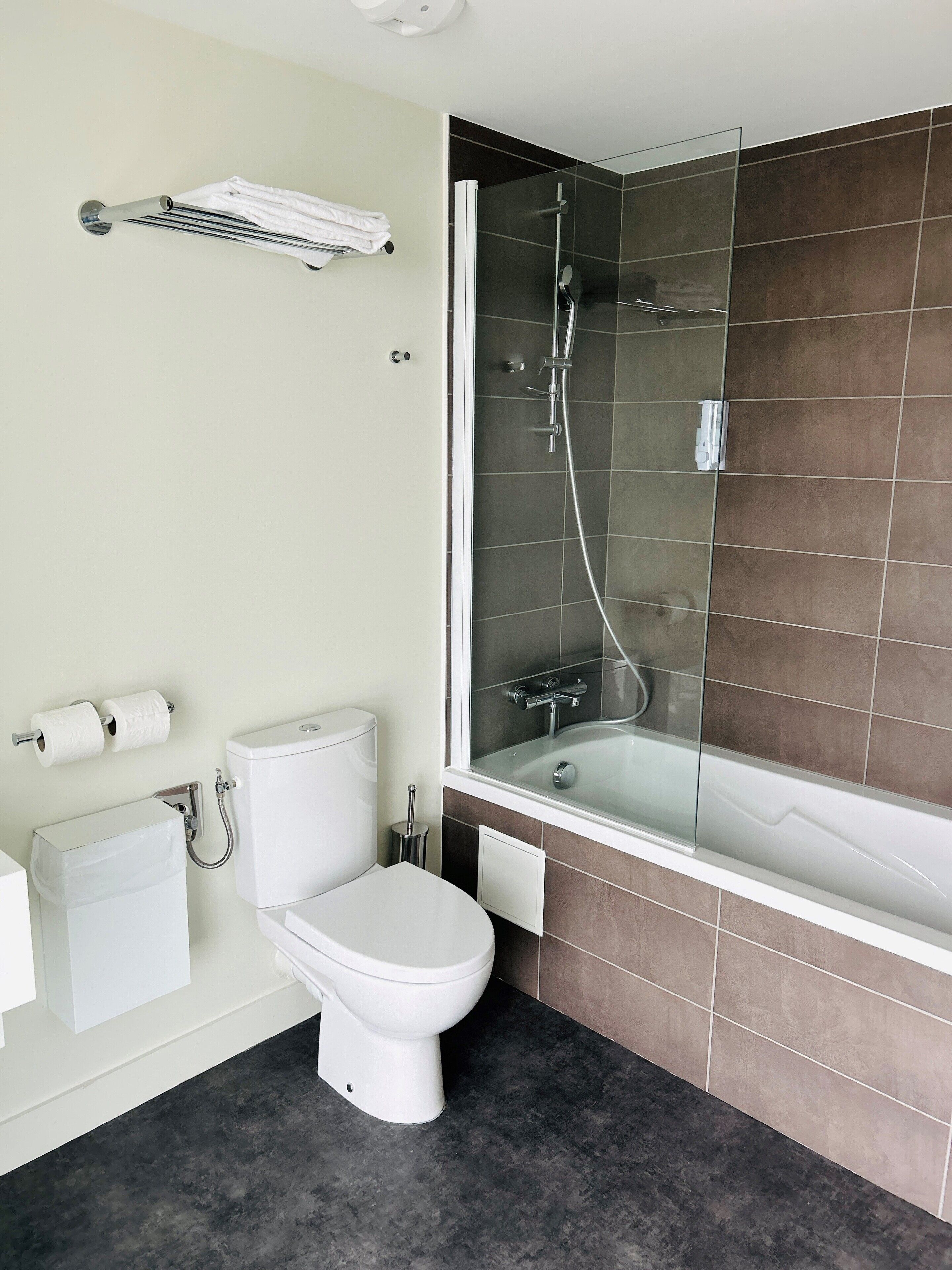 premium room, 2 bedrooms | bathroom | free toiletries, hair dryer, towels