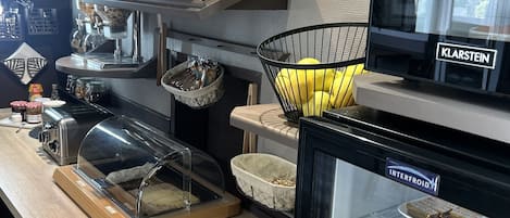 Colazione a buffet, servita tutte le mattine (10 EUR a persona)