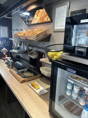 Petit déjeuner buffet (10 EUR par personne)