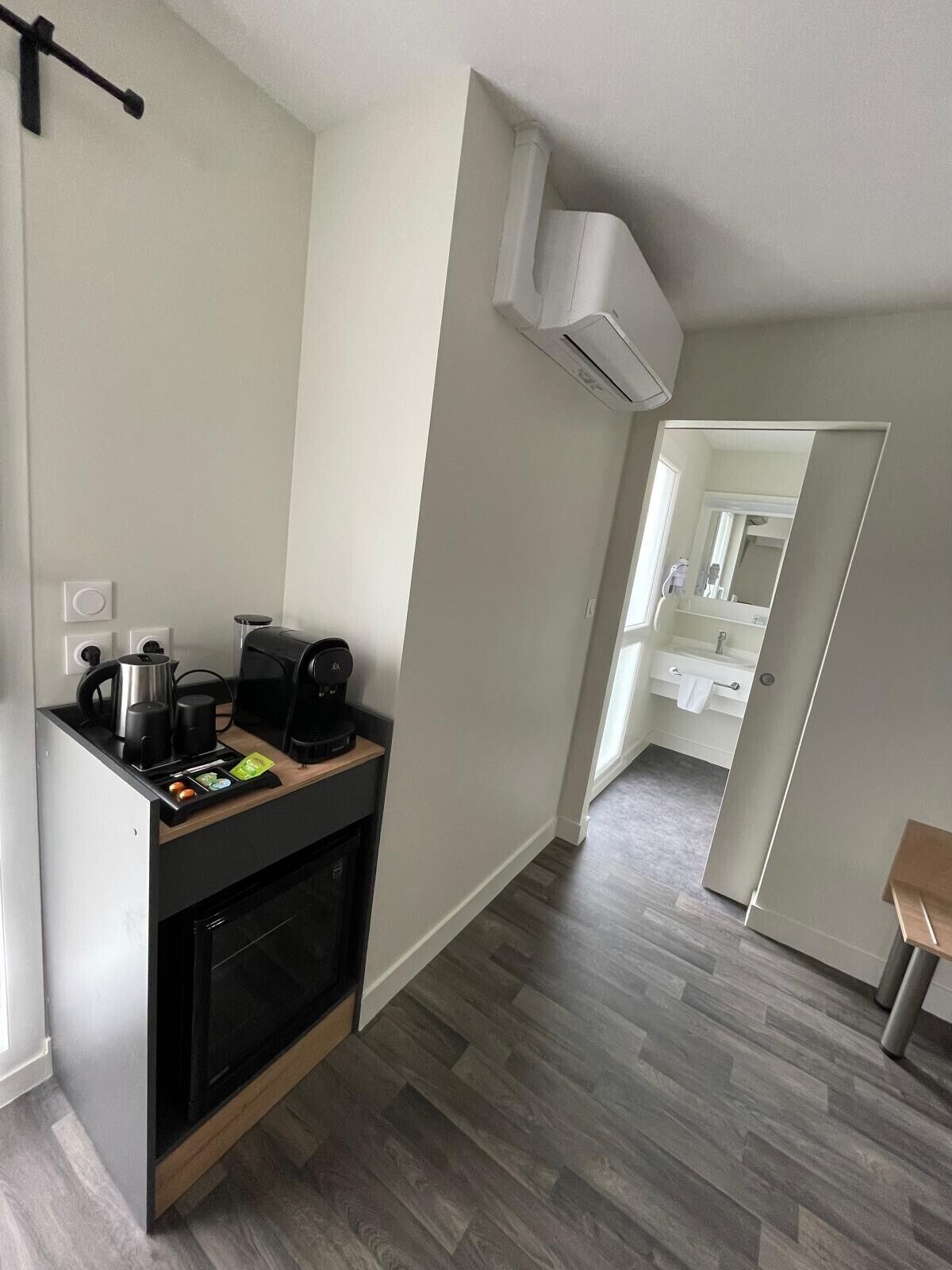 premium room, 1 queen bed | 1 bedroom, individually decorated, individually furnished, desk