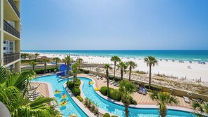 Un complexe hôtelier doté d’une piscine, d’une plage et de palmiers.