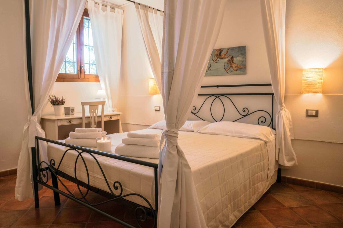 Ropa de cama de alta calidad, escritorio y wifi gratis