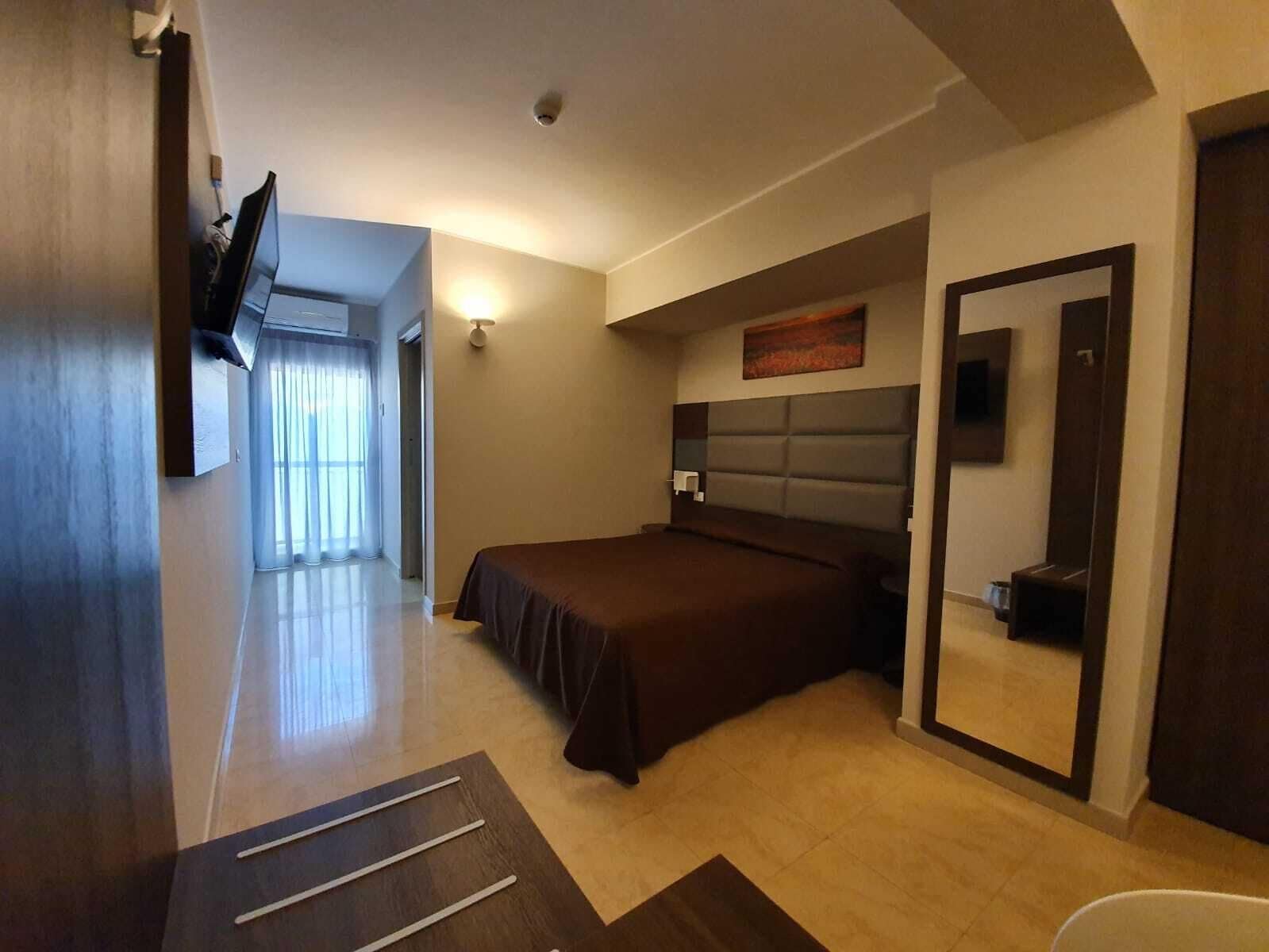 elite room, 1 queen bed | minibar, in-room safe, desk, soundproofing