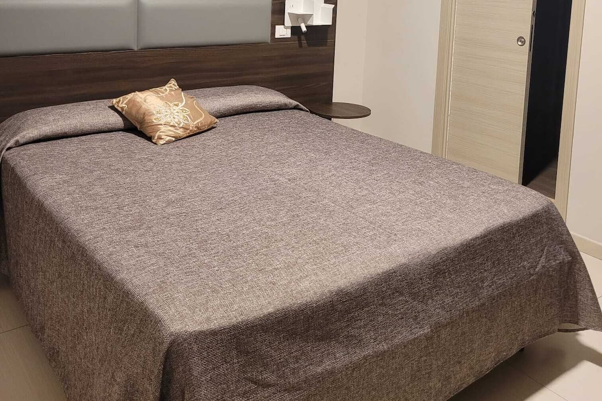 Deluxe Room | Minibar, in-room safe, desk, soundproofing