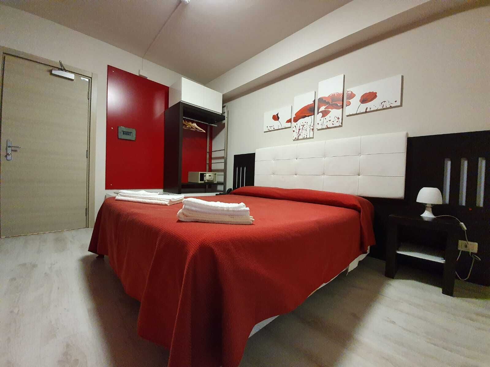 comfort room, 1 queen bed | minibar, in-room safe, desk, soundproofing