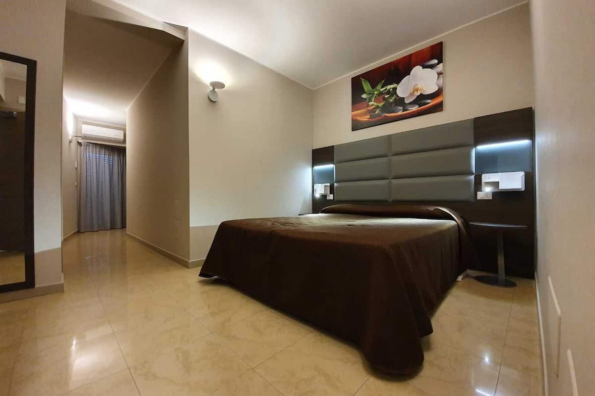 elite room, 1 queen bed | minibar, in-room safe, desk, soundproofing