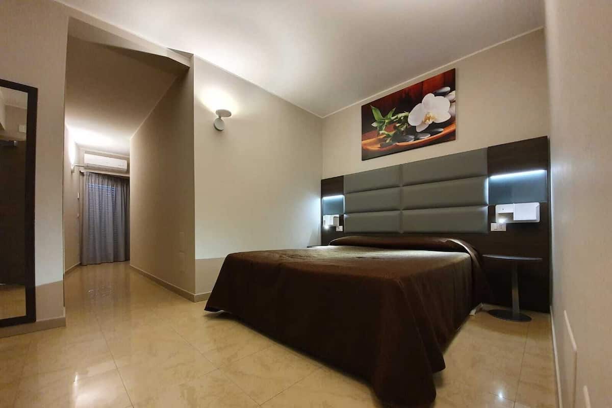 Elite Room, 1 Queen Bed | Minibar, in-room safe, desk, soundproofing