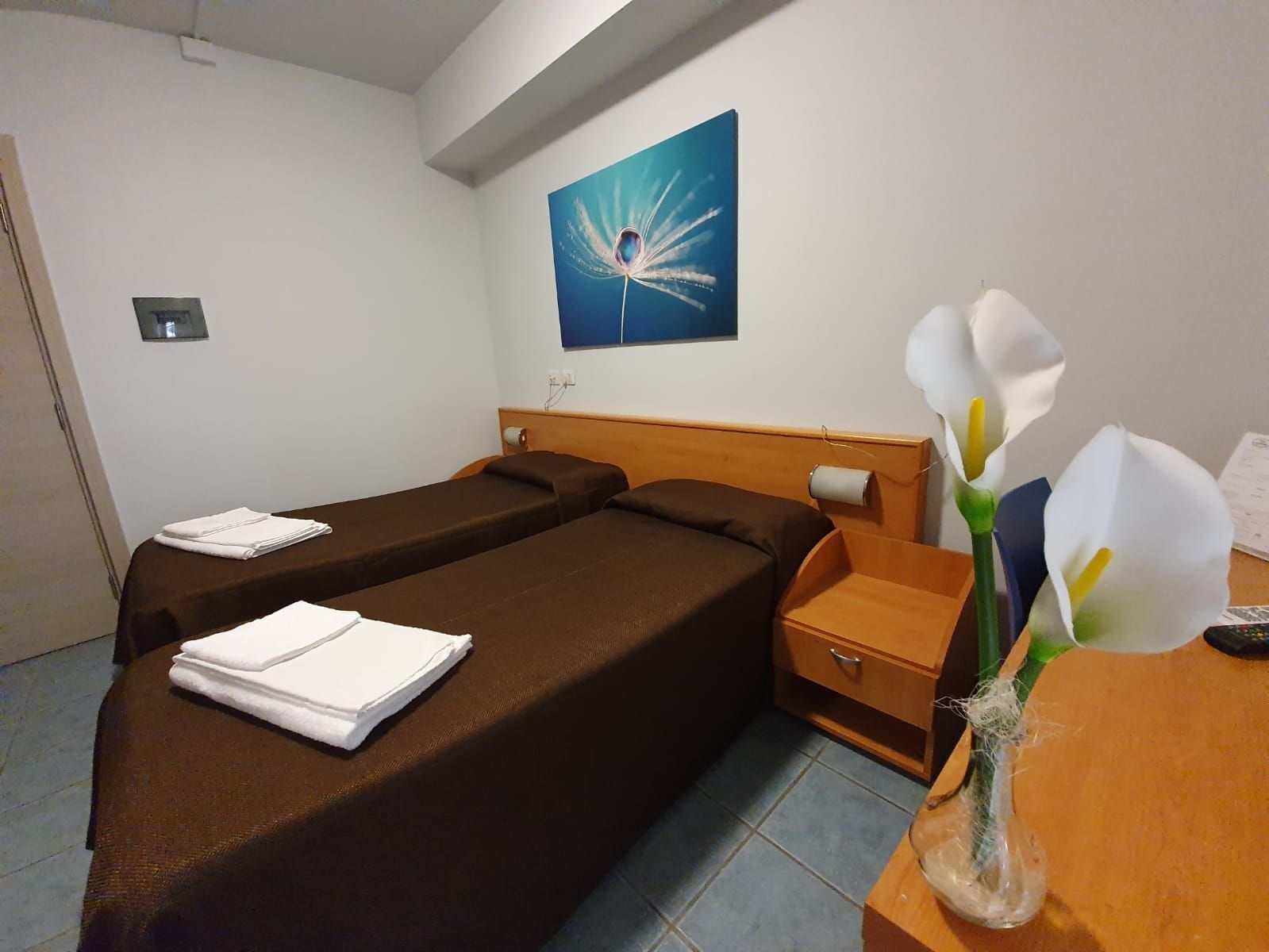 economy double or twin room | minibar, in-room safe, desk, soundproofing