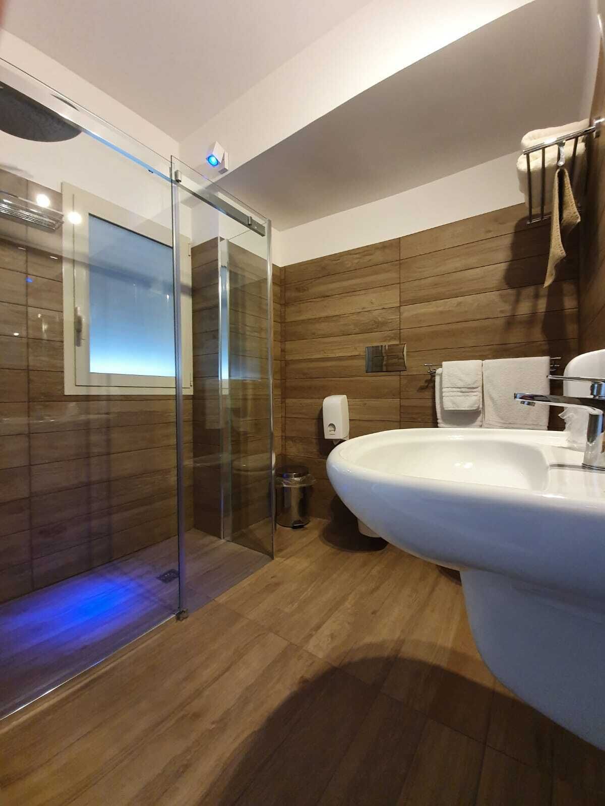 elite room, 1 queen bed | bathroom | shower, hair dryer, bidet, towels