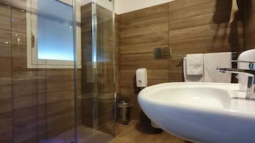 Chambre Ălite, 1 grand lit | Salle de bain