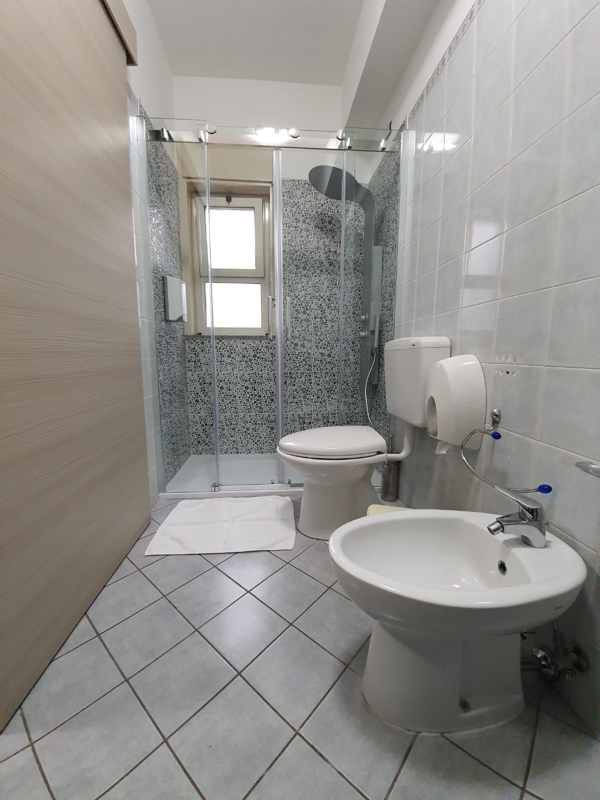 economy triple room | bathroom | shower, hair dryer, bidet, towels