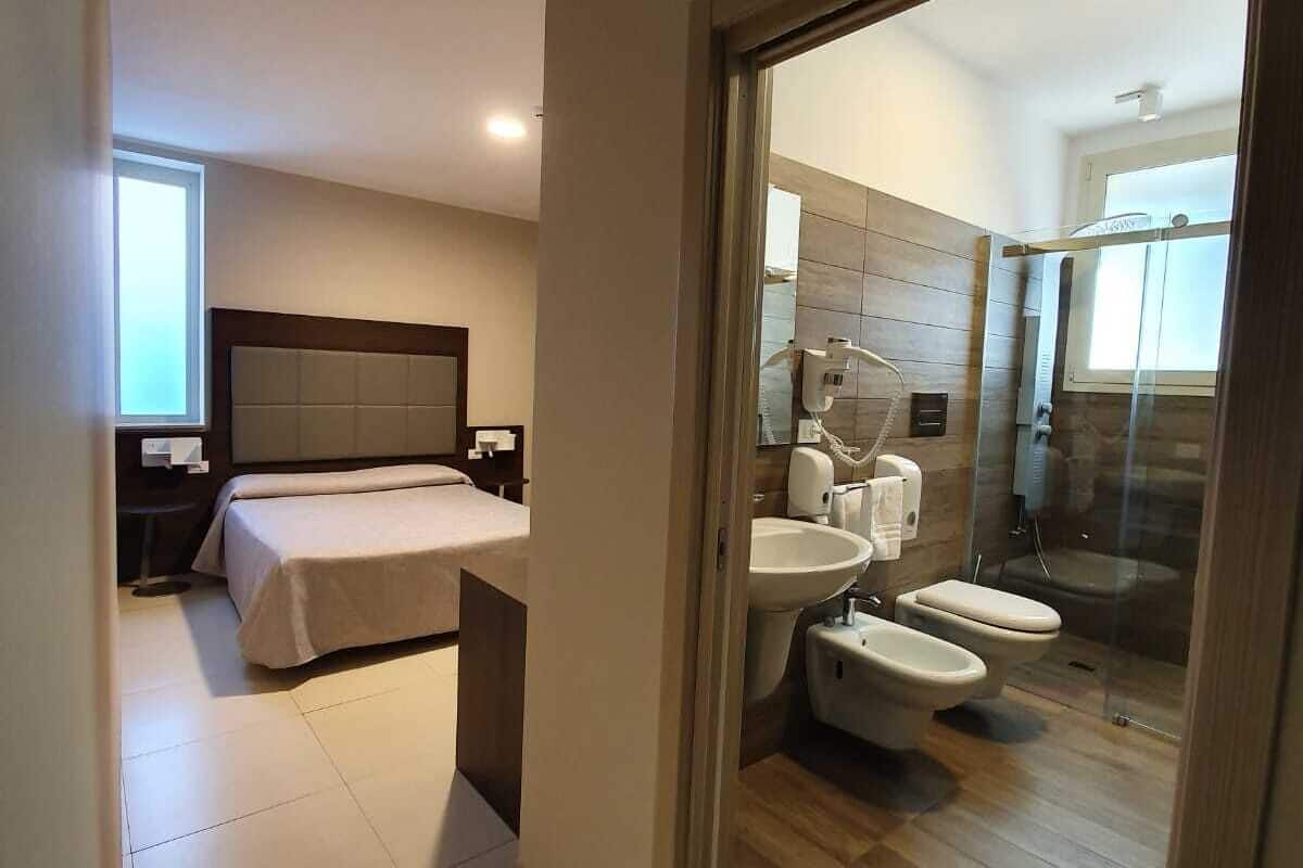 deluxe room, 1 queen bed | minibar, in-room safe, desk, soundproofing