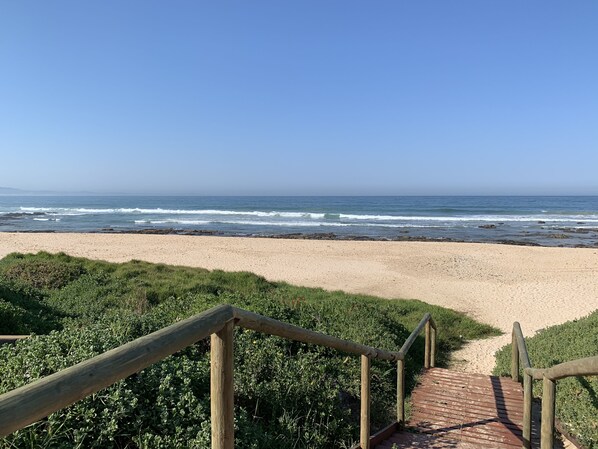 Beach nearby, white sand - Swanepoel Guesthouse (Jeffreys Bay)