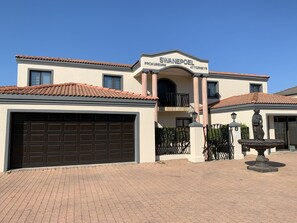 Front of property - Swanepoel Guesthouse (Jeffreys Bay)
