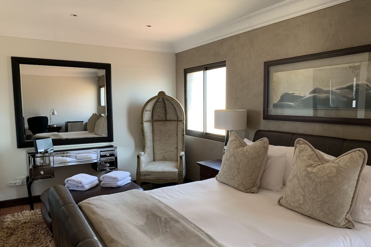 Phòng đôi Exclusive, 1 giường cỡ queen | Bộ đồ giường cao cấp, chăn bông, két bảo mật tại phòng 