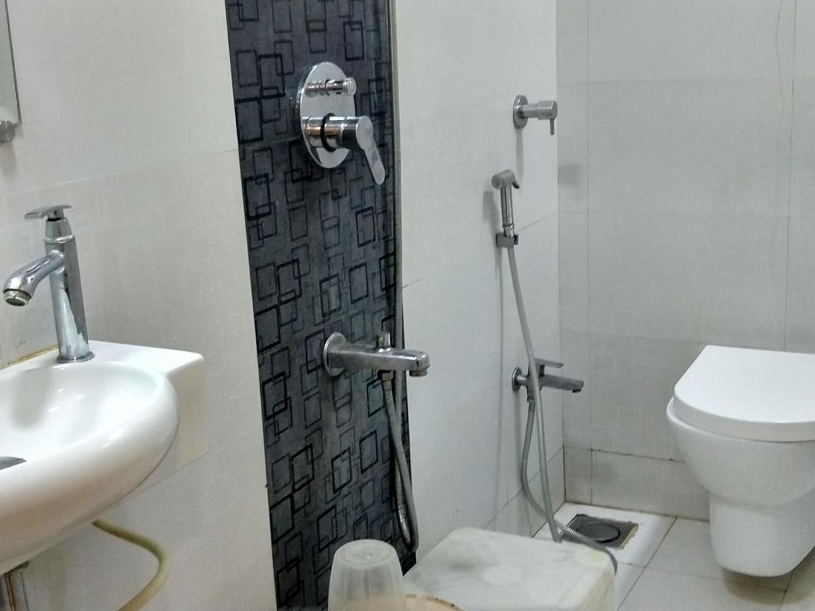 Standard Double Room, 1 Double Bed | Bathroom | Shower, free toiletries