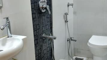 Standard Double Room, 1 Double Bed | Bathroom | Shower, free toiletries