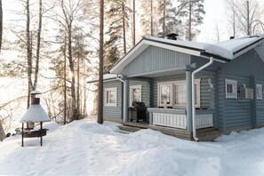 Kulmala | Oppholdsområde | En 32-tommers Flatskjerm-TV med digitale kanaler samt TV og peis