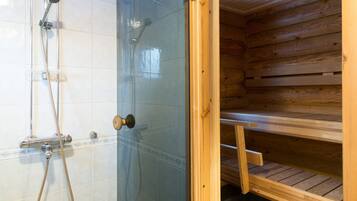 Kulmala | Bathroom | Shower, hair dryer, bidet, towels