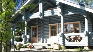 Sini | Meja, seterika/papan seterika, katil bayi/kot (percuma)