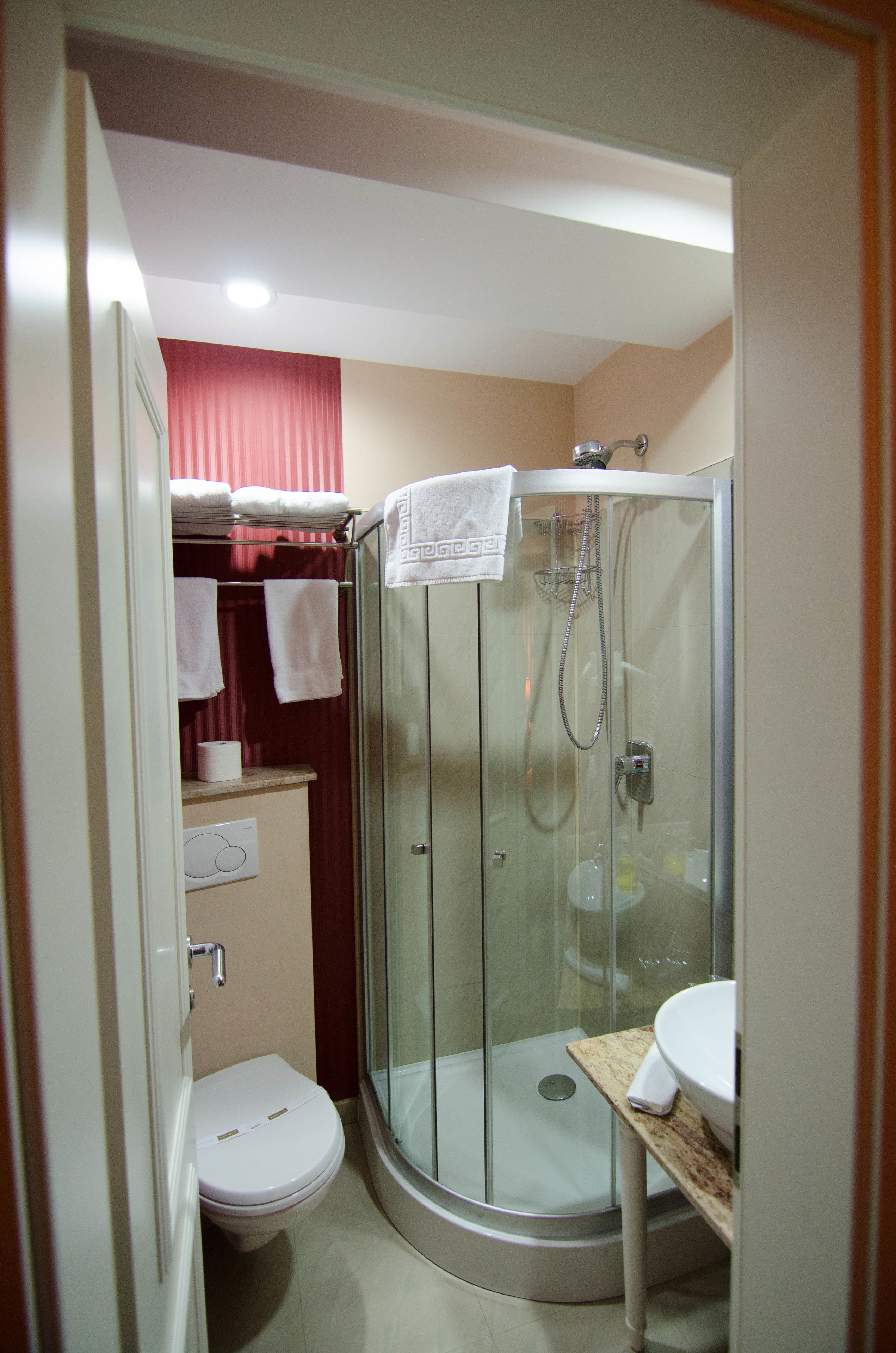 standard double room | bathroom | shower, free toiletries, hair dryer, slippers