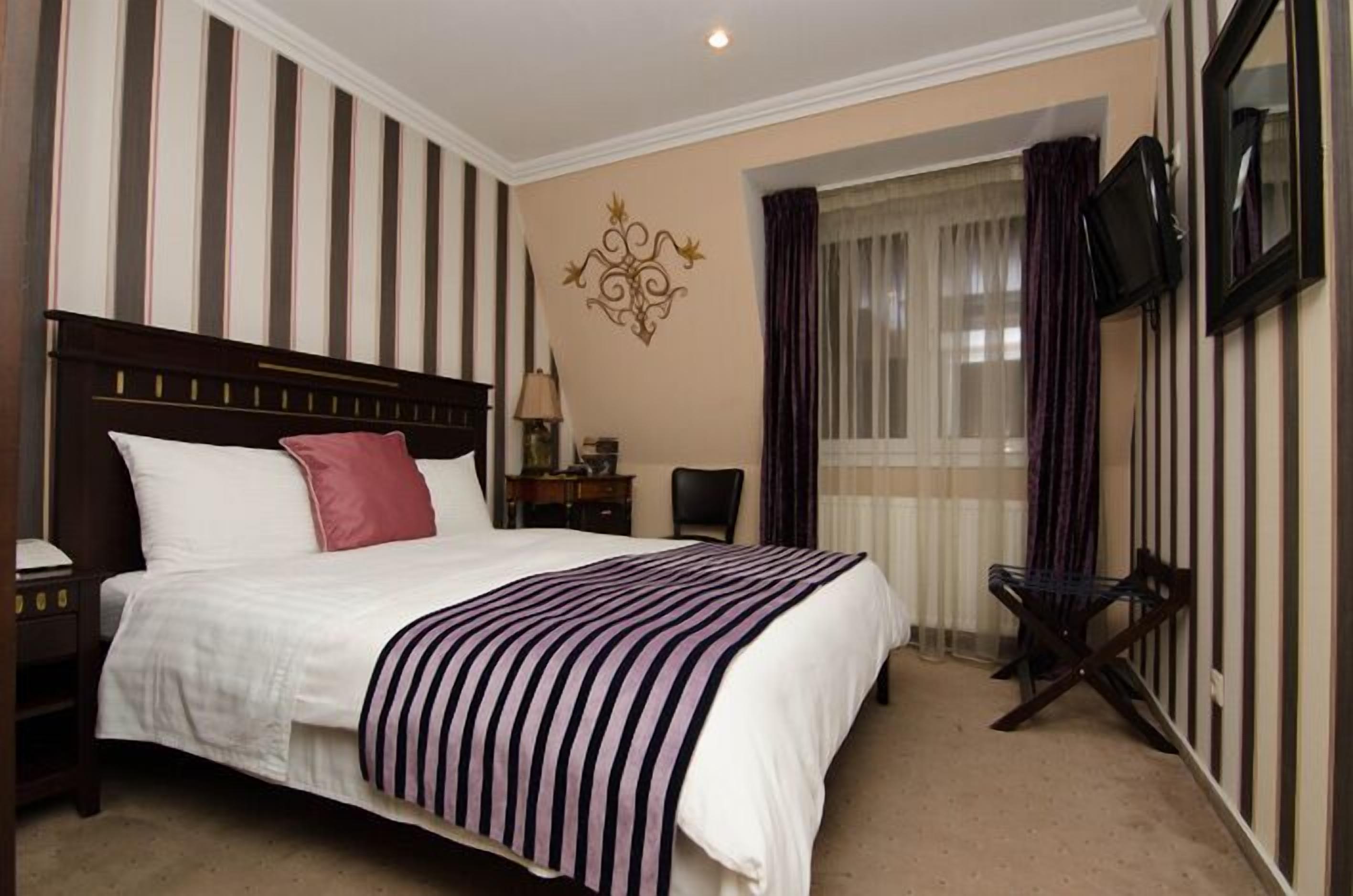 standard double room | in-room safe, desk, soundproofing, free wifi