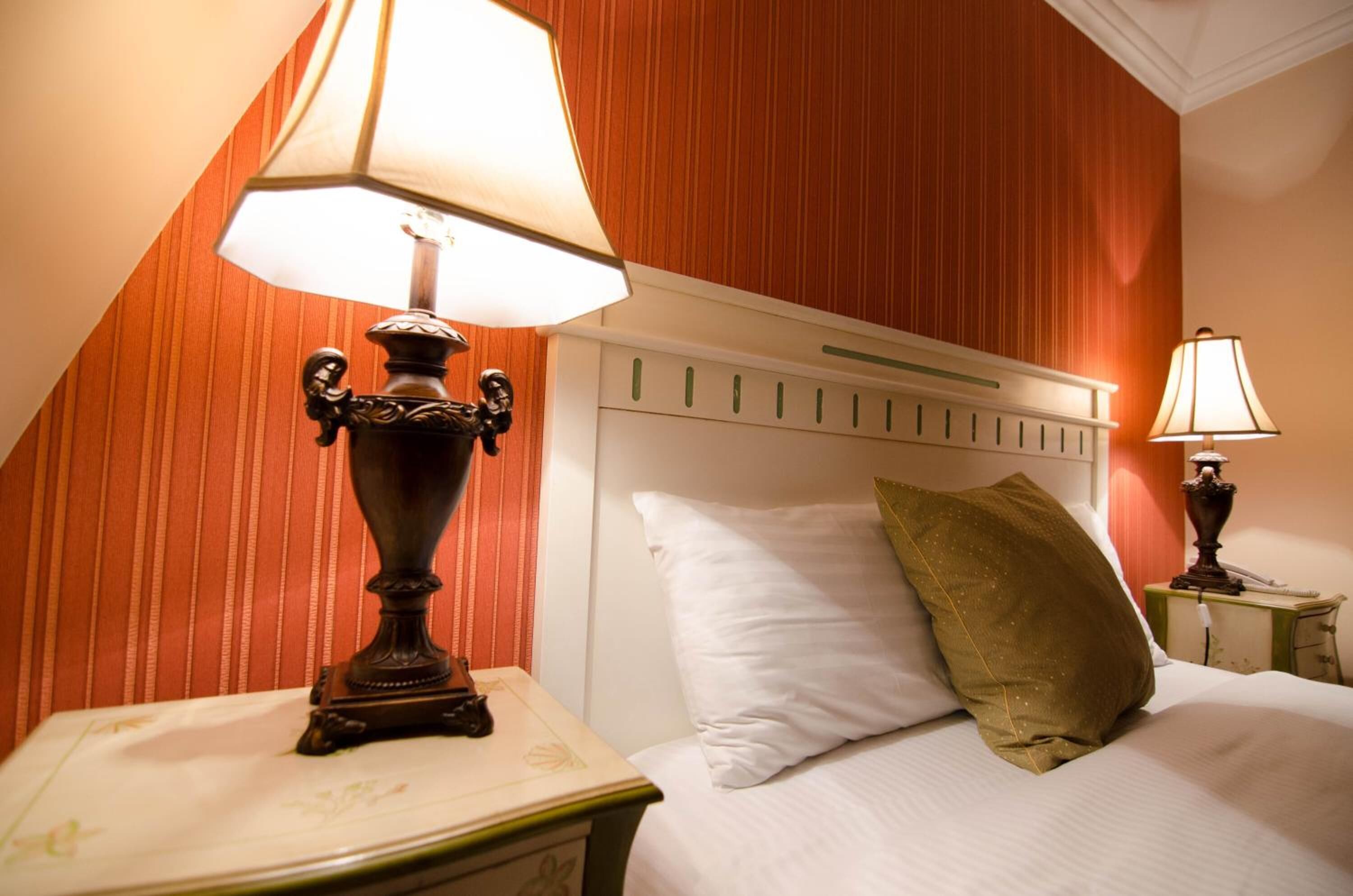 in-room safe, desk, soundproofing, free wifi