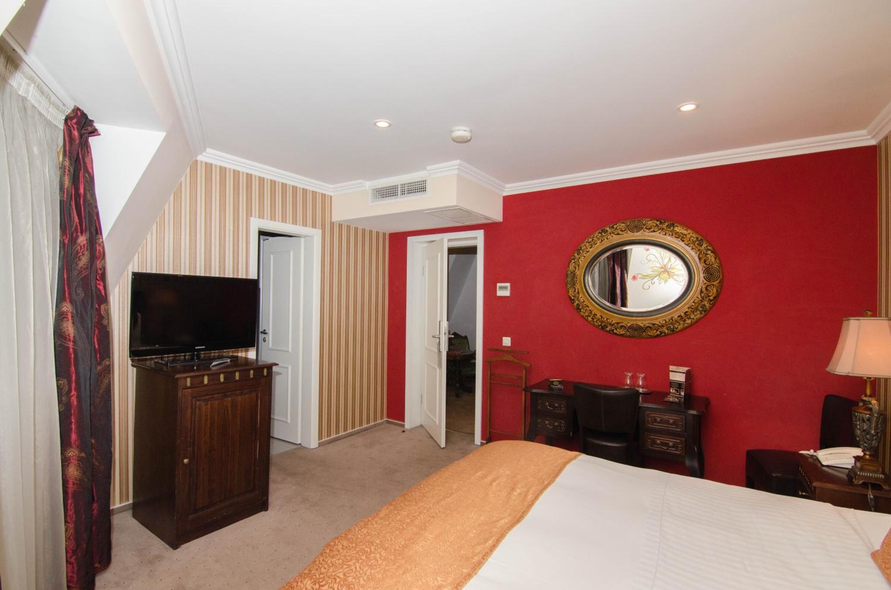 in-room safe, desk, soundproofing, free wifi