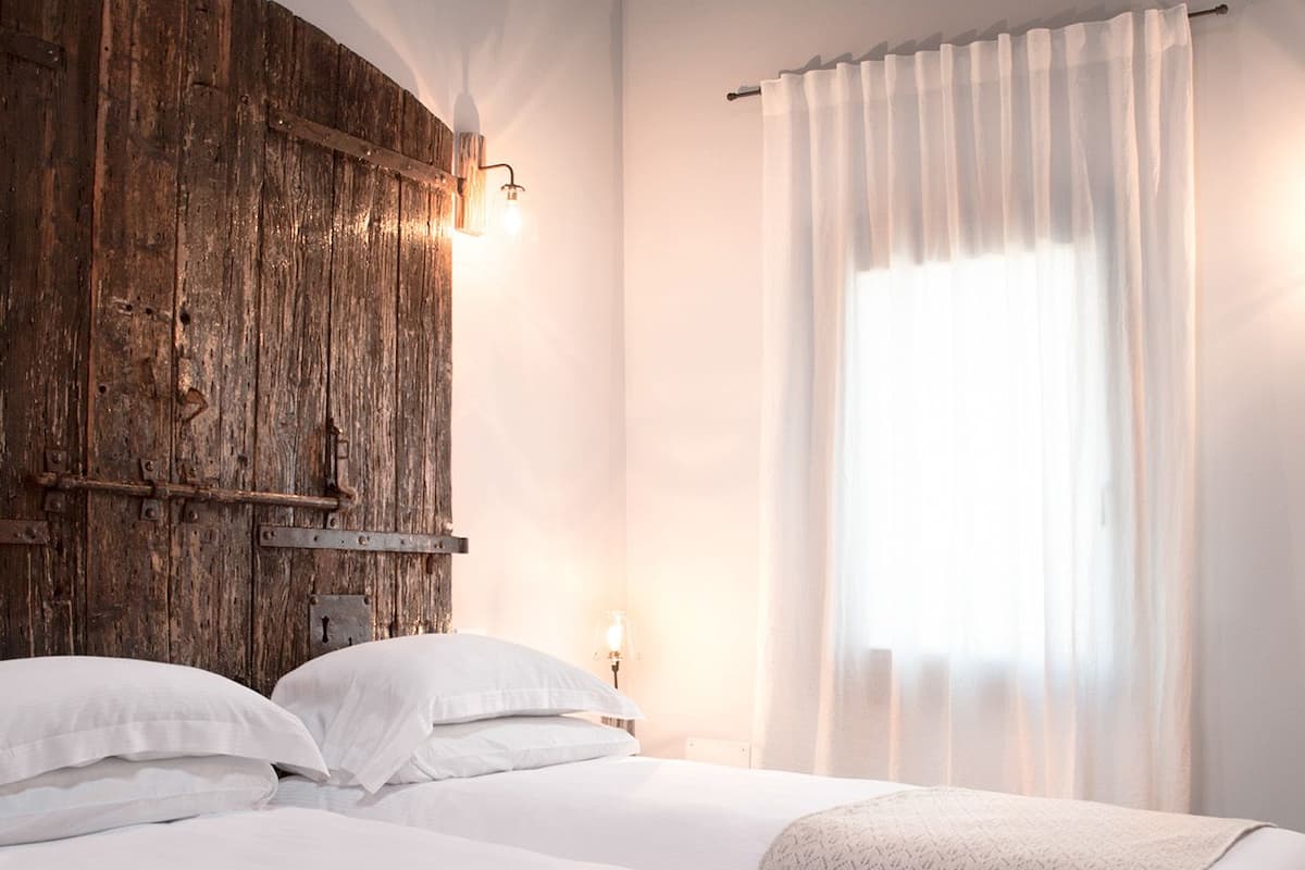 Standard Double or Twin Room | Peralatan tempat tidur premium, gebar bulu kapas, bar mini