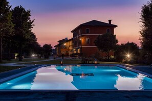 Outdoor pool, an infinity pool - Ca' Ciaran (Chiarano)