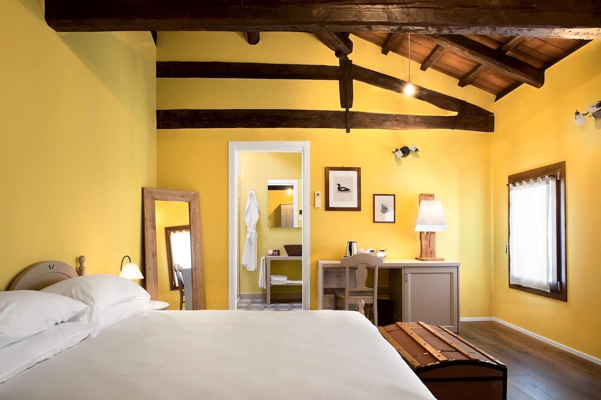 Classic Double Room | Peralatan tempat tidur premium, gebar bulu kapas, bar mini