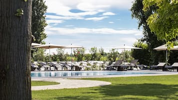 Outdoor pool, an infinity pool